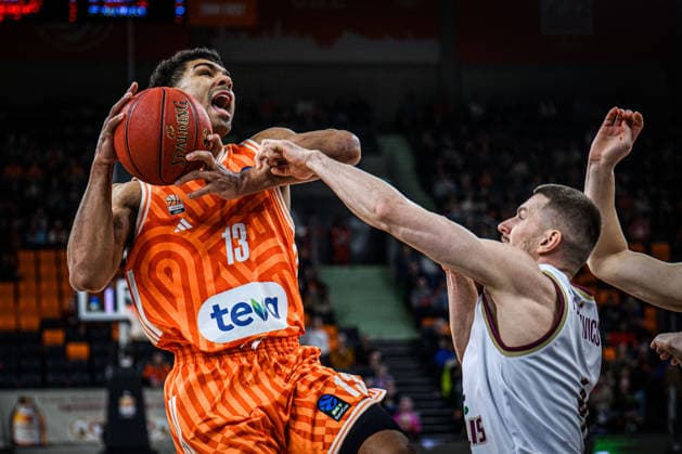Mark Smith ratiopharm ulm and Justas Furmanavicius Lietkabelis Panevezys in a duel during the EuroCup match between ratiopharm ulm vs Lietkabelis Panevezys at ratiopharm Arena on 02 January 2026 in Neu Ulm, Germany, Germany Photo by Harry Langer DeFodi Images Mark Smith ratiopharm ulm and Justas Furmanavicius Lietkabelis Panevezys battle for the ball during the EuroCup match between ratiopharm ulm vs Lietkabelis Panevezys at ratiopharm Arena on January 2, 2026 in Neu Ulm, Germany Photo by Harry Langer DeFodi Images Photo by Harry Langer DeFodi Images