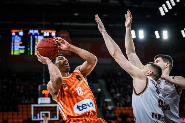 Mark Smith ratiopharm ulm and Justas Furmanavicius Lietkabelis Panevezys in a duel during the EuroCup match between ratiopharm ulm vs Lietkabelis Panevezys at ratiopharm Arena on 02 January 2026 in Neu Ulm, Germany, Germany Photo by Harry Langer DeFodi Images Mark Smith ratiopharm ulm and Justas Furmanavicius Lietkabelis Panevezys battle for the ball during the EuroCup match between ratiopharm ulm vs Lietkabelis Panevezys at ratiopharm Arena on January 2, 2026 in Neu Ulm, Germany Photo by Harry Langer DeFodi Images Photo by Harry Langer DeFodi Images
