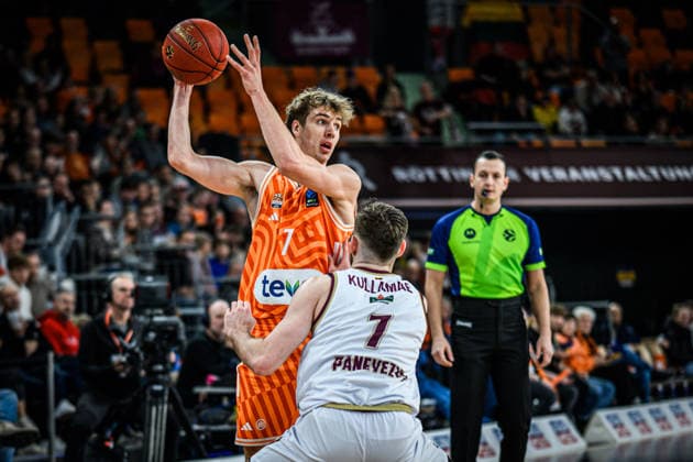 Tobias Jensen (ratiopharm ulm) und Kristian Kullamae (Lietkabelis Panevezys) im Zweikampf waehrend des EuroCup spiels zwischen ratiopharm ulm vs Lietkabelis Panevezys in der ratiopharm Arena am 02. January 2026 in Neu-Ulm, Deutschland. (Foto von Harry Langer DeFodi Images) +++ Tobias Jensen (ratiopharm ulm) und Kristian Kullamae (Lietkabelis Panevezys) battle for the ball during the EuroCup match between ratiopharm ulm vs Lietkabelis Panevezys at ratiopharm Arena on January 2, 2026 in Neu-Ulm, Germany. (Photo by Harry Langer DeFodi Images) (Photo by Harry Langer DeFodi Images) -