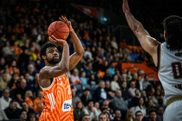 Malik Osborne (ratiopharm ulm) in Aktion, am Ball, Einzelaktion waehrend des EuroCup spiels zwischen ratiopharm ulm vs Lietkabelis Panevezys in der ratiopharm Arena am 02. January 2026 in Neu-Ulm, Deutschland. (Foto von Harry Langer DeFodi Images) +++ Malik Osborne (ratiopharm ulm) controls the Ball during the EuroCup match between ratiopharm ulm vs Lietkabelis Panevezys at ratiopharm Arena on January 2, 2026 in Neu-Ulm, Germany. (Photo by Harry Langer DeFodi Images) (Photo by Harry Langer DeFodi Images) -