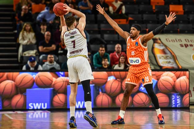 BKT Euro Cup Ratiopharm Ulm vs Lietkabelis Panevezys, Ratiopharm Arena Ulm, 02 01 2026 Kristian Kullamae BC Lietkabelis Panevezys, 7 vs Justin Simon Ratiopharm Ulm, 15 Ulm 02 01 2026 12 Matchday BKT EuroCup, Ratiopharm Ulm vs Lietkabelis Panevezys, Ratiopharm Arena Ulm Copyright: xBEAUTIFULxSPORTS Märklx