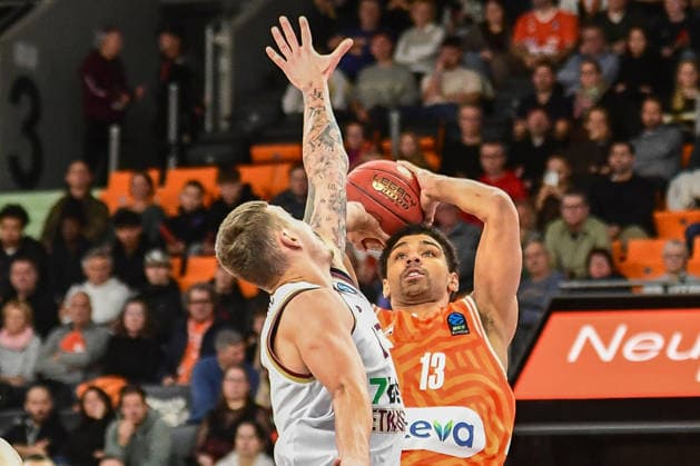 BKT Euro Cup Ratiopharm Ulm against Lietkabelis Panevezys, Ratiopharm Arena Ulm, 02 01 2026 Mark Smith Ratiopharm Ulm, 13 and Paulius Danusevicius BC Lietkabelis Panevezys, 77 in defense Ulm 02 01 2026 12 Matchday BKT EuroCup, Ratiopharm Ulm against Lietkabelis Panevezys, Ratiopharm Arena Ulm Copyright: xBEAUTIFULxSPORTS Märklx