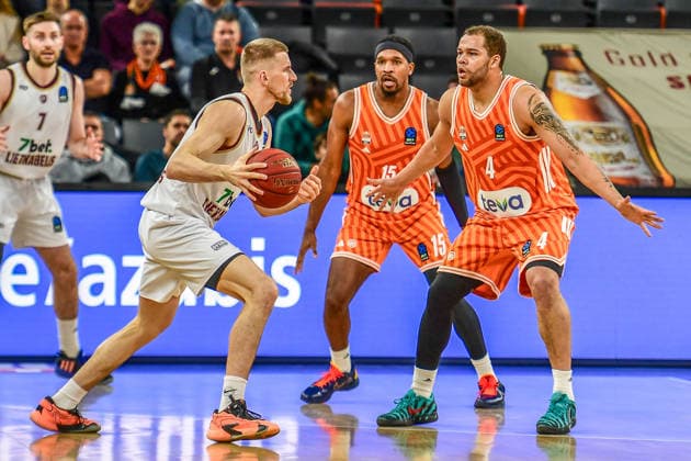 BKT Euro Cup Ratiopharm Ulm vs Lietkabelis Panevezys, Ratiopharm Arena Ulm, 02 01 2026 Justas Furmanavicius BC Lietkabelis Panevezys, 4 vs Christopher Ledlum Ratiopharm Ulm, 4 Ulm 02 01 2026 12 Matchday BKT EuroCup, Ratiopharm Ulm vs Lietkabelis Panevezys, Ratiopharm Arena Ulm Copyright: xBEAUTIFULxSPORTS Märklx