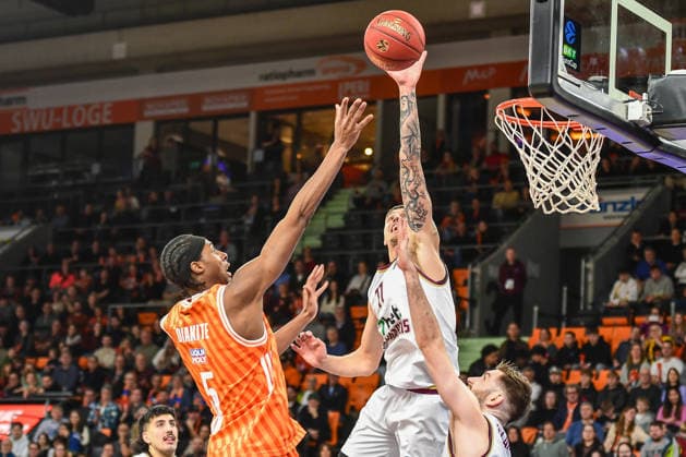 BKT Euro Cup Ratiopharm Ulm against Lietkabelis Panevezys, Ratiopharm Arena Ulm, 02 01 2026 Mohamed Diakite Ratiopharm Ulm, 5 at the basket and Paulius Danusevicius BC Lietkabelis Panevezys, 77 in defense Ulm 02 01 2026 12 Matchday BKT EuroCup, Ratiopharm Ulm against Lietkabelis Panevezys, Ratiopharm Arena Ulm Copyright: xBEAUTIFULxSPORTS Märklx