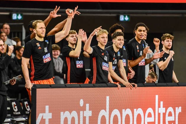 BKT Euro Cup; Ratiopharm Ulm gegen Lietkabelis Panevezys, Ratiopharm Arena Ulm, 02.01.2026 Die Ulmer Bank ist begeistert. Ulm 02.01.2026. 12 Spieltag BKT EuroCup, Ratiopharm Ulm gegen Lietkabelis Panevezys, Ratiopharm Arena Ulm Copyright: xBEAUTIFULxSPORTS Märklx