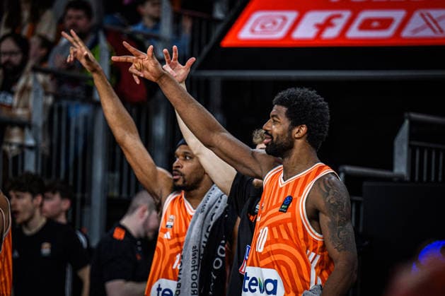 Justin Simon (ratiopharm ulm) und Malik Osborne (ratiopharm ulm) gestikuliert, gestik waehrend des EuroCup spiels zwischen ratiopharm ulm vs Lietkabelis Panevezys in der ratiopharm Arena am 02. January 2026 in Neu-Ulm, Deutschland. (Foto von Harry Langer DeFodi Images) +++ Justin Simon (ratiopharm ulm) und Malik Osborne (ratiopharm ulm) gestures during the EuroCup match between ratiopharm ulm vs Lietkabelis Panevezys at ratiopharm Arena on January 2, 2026 in Neu-Ulm, Germany. (Photo by Harry Langer DeFodi Images) (Photo by Harry Langer DeFodi Images) -