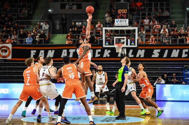 BKT Euro Cup; Ratiopharm Ulm gegen Lietkabelis Panevezys, Ratiopharm Arena Ulm, 02.01.2026 Malik Osborne (Ratiopharm Ulm, 10) und Fardaws Aimaq (BC Lietkabelis Panevezys, 0) beim Tip off Ulm 02.01.2026. 12 Spieltag BKT EuroCup, Ratiopharm Ulm gegen Lietkabelis Panevezys, Ratiopharm Arena Ulm Copyright: xBEAUTIFULxSPORTS Märklx