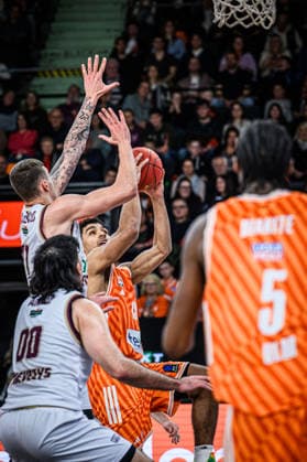 Fardaws Aimaq (Lietkabelis Panevezys), Paulius Danusevicius (Lietkabelis Panevezys), Mark Smith (ratiopharm ulm) und Mohamed Diakite (ratiopharm ulm) im Zweikampf waehrend des EuroCup spiels zwischen ratiopharm ulm vs Lietkabelis Panevezys in der ratiopharm Arena am 02. January 2026 in Neu-Ulm, Deutschland. (Foto von Harry Langer DeFodi Images) +++ Fardaws Aimaq (Lietkabelis Panevezys), Paulius Danusevicius (Lietkabelis Panevezys), Mark Smith (ratiopharm ulm) und Mohamed Diakite (ratiopharm ulm) battle for the ball during the EuroCup match between ratiopharm ulm vs Lietkabelis Panevezys at ratiopharm Arena on January 2, 2026 in Neu-Ulm, Germany. (Photo by Harry Langer DeFodi Images) (Photo by Harry Langer DeFodi Images) -