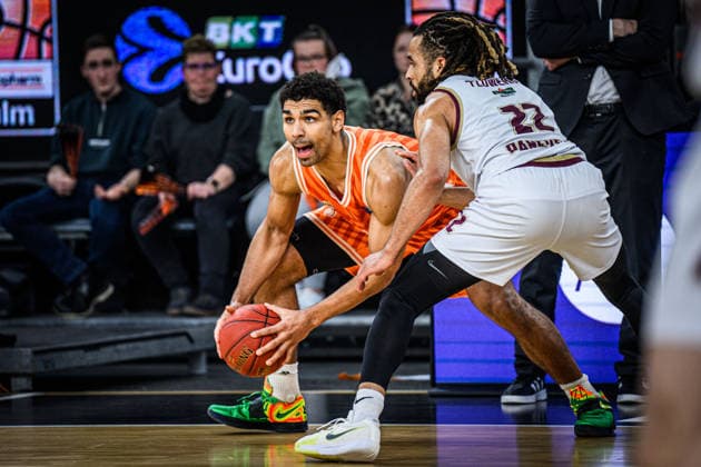 Mark Smith ratiopharm ulm and Michael Flowers Lietkabelis Panevezys battle for the ball during the EuroCup match between ratiopharm ulm vs Lietkabelis Panevezys at ratiopharm Arena on January 02, 2026 in Neu Ulm, Germany, Germany Photo by Harry Langer DeFodi Images Mark Smith ratiopharm ulm and Michael Flowers Lietkabelis Panevezys battle for the ball during the EuroCup match between ratiopharm ulm vs Lietkabelis Panevezys at ratiopharm Arena on January 2, 2026 in Neu Ulm, Germany Photo by Harry Langer DeFodi Images Photo by Harry Langer DeFodi Images