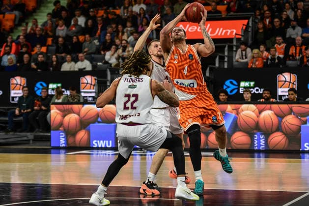BKT Euro Cup Ratiopharm Ulm vs Lietkabelis Panevezys, Ratiopharm Arena Ulm, 02 01 2026 Christopher Ledlum Ratiopharm Ulm, 4 vs Michael Flowers BC Lietkabelis Panevezys, 22 Ulm 02 01 2026 12 Matchday BKT EuroCup, Ratiopharm Ulm vs Lietkabelis Panevezys, Ratiopharm Arena Ulm Copyright: xBEAUTIFULxSPORTS Märklx