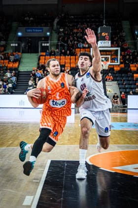 Christopher Ledlum ratiopharm ulm and Fardaws Aimaq Lietkabelis Panevezys in a duel during the EuroCup match between ratiopharm ulm vs Lietkabelis Panevezys at the ratiopharm Arena on January 02, 2026 in Neu Ulm, Germany, Germany Photo by Harry Langer DeFodi Images Christopher Ledlum ratiopharm ulm and Fardaws Aimaq Lietkabelis Panevezys battle for the ball during the EuroCup match between ratiopharm ulm vs Lietkabelis Panevezys at ratiopharm Arena on January 2, 2026 in Neu Ulm, Germany Photo by Harry Langer DeFodi Images Photo by Harry Langer DeFodi Images