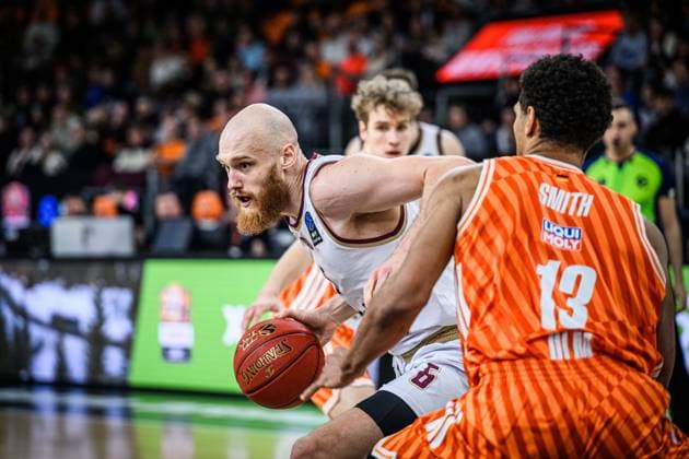 Lazar Mutic (Lietkabelis Panevezys) undMark Smith (ratiopharm ulm) im Zweikampf waehrend des EuroCup spiels zwischen ratiopharm ulm vs Lietkabelis Panevezys in der ratiopharm Arena am 02. January 2026 in Neu-Ulm, Deutschland. (Foto von Harry Langer DeFodi Images) +++ Lazar Mutic (Lietkabelis Panevezys) undMark Smith (ratiopharm ulm) battle for the ball during the EuroCup match between ratiopharm ulm vs Lietkabelis Panevezys at ratiopharm Arena on January 2, 2026 in Neu-Ulm, Germany. (Photo by Harry Langer DeFodi Images) (Photo by Harry Langer DeFodi Images) -