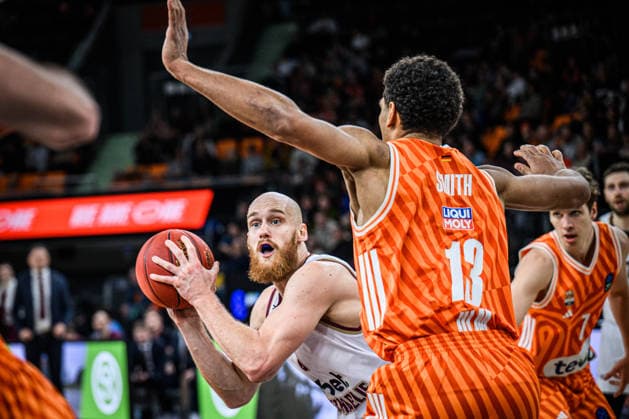 Lazar Mutic (Lietkabelis Panevezys) und Mark Smith (ratiopharm ulm) im Zweikampf waehrend des EuroCup spiels zwischen ratiopharm ulm vs Lietkabelis Panevezys in der ratiopharm Arena am 02. January 2026 in Neu-Ulm, Deutschland. (Foto von Harry Langer DeFodi Images) +++ Lazar Mutic (Lietkabelis Panevezys) und Mark Smith (ratiopharm ulm) battle for the ball during the EuroCup match between ratiopharm ulm vs Lietkabelis Panevezys at ratiopharm Arena on January 2, 2026 in Neu-Ulm, Germany. (Photo by Harry Langer DeFodi Images) (Photo by Harry Langer DeFodi Images) -