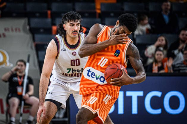 Fardaws Aimaq (Lietkabelis Panevezys) und Malik Osborne (ratiopharm ulm) im Zweikampf waehrend des EuroCup spiels zwischen ratiopharm ulm vs Lietkabelis Panevezys in der ratiopharm Arena am 02. January 2026 in Neu-Ulm, Deutschland. (Foto von Harry Langer DeFodi Images) +++ Fardaws Aimaq (Lietkabelis Panevezys) und Malik Osborne (ratiopharm ulm) battle for the ball during the EuroCup match between ratiopharm ulm vs Lietkabelis Panevezys at ratiopharm Arena on January 2, 2026 in Neu-Ulm, Germany. (Photo by Harry Langer DeFodi Images) (Photo by Harry Langer DeFodi Images) -