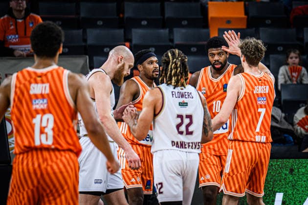 Malik Osborne (ratiopharm ulm) undTobias Jensen (ratiopharm ulm) gestikuliert, gestik waehrend des EuroCup spiels zwischen ratiopharm ulm vs Lietkabelis Panevezys in der ratiopharm Arena am 02. January 2026 in Neu-Ulm, Deutschland. (Foto von Harry Langer DeFodi Images) +++ Malik Osborne (ratiopharm ulm) undTobias Jensen (ratiopharm ulm) gestures during the EuroCup match between ratiopharm ulm vs Lietkabelis Panevezys at ratiopharm Arena on January 2, 2026 in Neu-Ulm, Germany. (Photo by Harry Langer DeFodi Images) (Photo by Harry Langer DeFodi Images) -