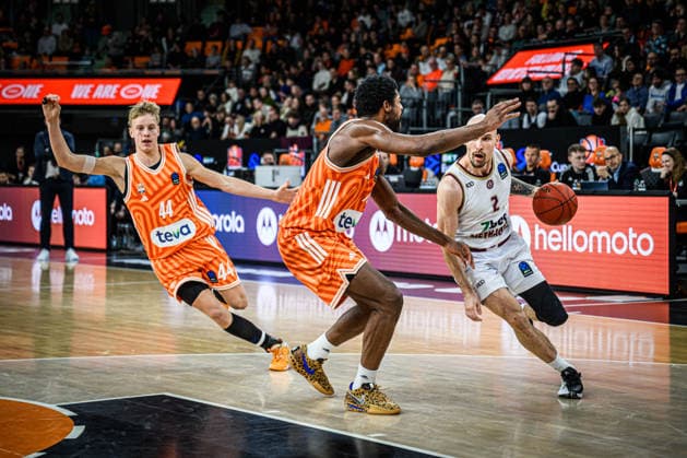 Teo Milicic (ratiopharm ulm), Malik Osborne (ratiopharm ulm) und Dovis Bickauskis (Lietkabelis Panevezys) im Zweikampf waehrend des EuroCup spiels zwischen ratiopharm ulm vs Lietkabelis Panevezys in der ratiopharm Arena am 02. January 2026 in Neu-Ulm, Deutschland. (Foto von Harry Langer DeFodi Images) +++ Teo Milicic (ratiopharm ulm), Malik Osborne (ratiopharm ulm) und Dovis Bickauskis (Lietkabelis Panevezys) battle for the ball during the EuroCup match between ratiopharm ulm vs Lietkabelis Panevezys at ratiopharm Arena on January 2, 2026 in Neu-Ulm, Germany. (Photo by Harry Langer DeFodi Images) (Photo by Harry Langer DeFodi Images) -