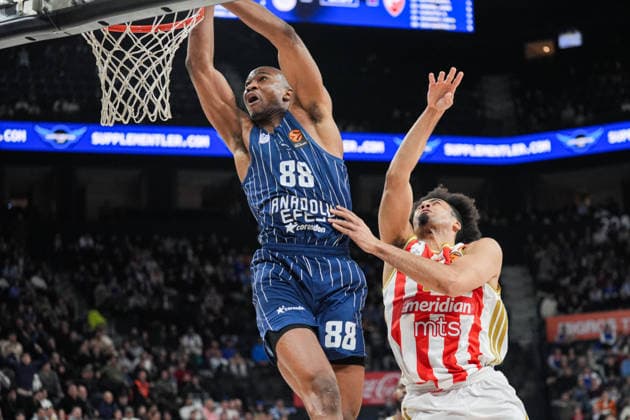 Anadolu Efes v Crvena Zvezda Red Star - EuroLeague ISTANBUL, TURKIYE - JANUARY 02: Anadolu Efes player Kai Jones (88) and Crvena Zvezda Red Star player Jordan Nwora (R) compete for the ball during the EuroLeague week 19 match between Anadolu Efes and Crvena Zvezda Red Star at Basketball Development Center in Istanbul, Turkiye on January 02, 2026. Cemal Yurttas Anadolu Istanbul Turkey. Editorial use only. Please get in touch for any other usage.  Copyright: x2026xAnadoluxCemalxYurttasx