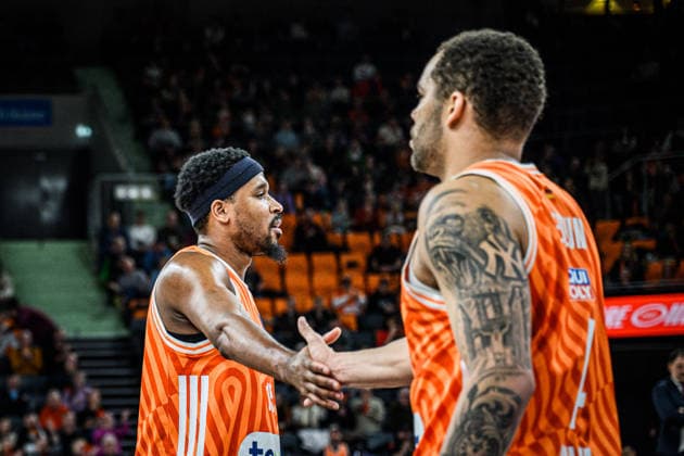 Justin Simon ratiopharm ulm and Christopher Ledlum ratiopharm ulm gestures during the EuroCup match between ratiopharm ulm vs Lietkabelis Panevezys at the ratiopharm Arena on 02 January 2026 in Neu Ulm, Germany Photo by Harry Langer DeFodi Images Justin Simon ratiopharm ulm and Christopher Ledlum ratiopharm ulm gestures during the EuroCup match between ratiopharm ulm vs Lietkabelis Panevezys at ratiopharm Arena on January 2, 2026 in Neu Ulm, Germany Photo by Harry Langer DeFodi Images Photo by Harry Langer DeFodi Images