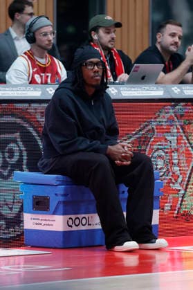 In the picture The injured Marcus Carr Wuerzburg Baskets, 5 must watch 02 01 2026, Fitness First Wuerzburg Baskets vs Veolia Towers Hamburg, easyCredit BBL, Matchday 14, Germany, 97072, tectake Arena Wuerzburg, Copyright: HMBxMedia xJulienxBecker