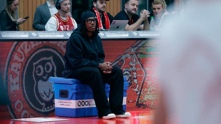 In the picture The injured Marcus Carr Wuerzburg Baskets, 5 must watch 02 01 2026, Fitness First Wuerzburg Baskets vs Veolia Towers Hamburg, easyCredit BBL, Matchday 14, Germany, 97072, tectake Arena Wuerzburg, Copyright: HMBxMedia xJulienxBecker