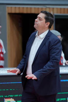 In the picture Head Coach Sasa Filipovski Wuerzburg Baskets signals his players to stay calm 02 01 2026, Fitness First Wuerzburg Baskets vs Veolia Towers Hamburg, easyCredit BBL, Matchday 14, Germany, 97072, tectake Arena Wuerzburg, Copyright: HMBxMedia xJulienxBecker