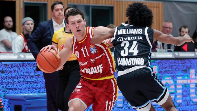 In the picture from left Brae Ivey Wuerzburg Baskets, 11 on the ball against Ross Williams Veolia Towers Hamburg, 34 02 01 2026, Fitness First Wuerzburg Baskets vs Veolia Towers Hamburg, easyCredit BBL, Matchday 14, Germany, 97072, tectake Arena Wuerzburg, Copyright: HMBxMedia xJulienxBecker