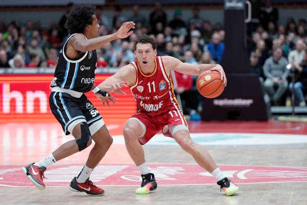 In the picture from left Ross Williams Veolia Towers Hamburg, 34 against Brae Ivey Wuerzburg Baskets, 11 on the ball 02 01 2026, Fitness First Wuerzburg Baskets vs Veolia Towers Hamburg, easyCredit BBL, Matchday 14, Germany, 97072, tectake Arena Wuerzburg, Copyright: HMBxMedia xJulienxBecker