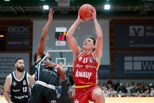 In the picture from left Ross Williams Veolia Towers Hamburg, 34 against Brae Ivey Wuerzburg Baskets, 11 on the ball 02 01 2026, Fitness First Wuerzburg Baskets vs Veolia Towers Hamburg, easyCredit BBL, Matchday 14, Germany, 97072, tectake Arena Wuerzburg, Copyright: HMBxMedia xJulienxBecker