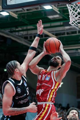 In the picture from left Zacharie Perrin Veolia Towers Hamburg, 52 against Davion Mintz Wuerzburg Baskets, 10 on the ball 02 01 2026, Fitness First Wuerzburg Baskets vs Veolia Towers Hamburg, easyCredit BBL, Matchday 14, Germany, 97072, tectake Arena Wuerzburg, Copyright: HMBxMedia xJulienxBecker