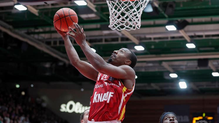 In the picture Johnathan Stove Wuerzburg Baskets, 22 with the basket 02 01 2026, Fitness First Wuerzburg Baskets vs Veolia Towers Hamburg, easyCredit BBL, Matchday 14, Germany, 97072, tectake Arena Wuerzburg, Copyright: HMBxMedia xJulienxBecker