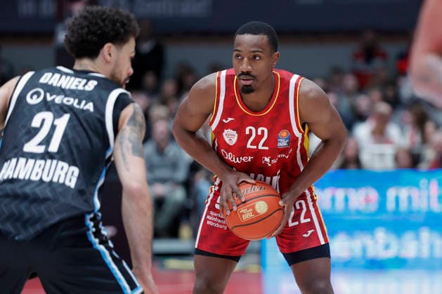 In the picture from left Davon Daniels IV Veolia Towers Hamburg, 21 against Johnathan Stove Wuerzburg Baskets, 22 on the ball 02 01 2026, Fitness First Wuerzburg Baskets vs Veolia Towers Hamburg, easyCredit BBL, Matchday 14, Germany, 97072, tectake Arena Wuerzburg, Copyright: HMBxMedia xJulienxBecker