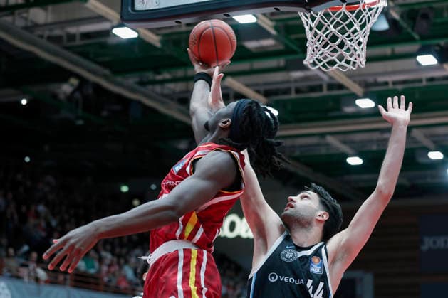 In the picture from left Charles Thompson Wuerzburg Baskets, 32 with the basketball against Benedikt Turudic Veolia Towers Hamburg, 44 02 01 2026, Fitness First Wuerzburg Baskets vs Veolia Towers Hamburg, easyCredit BBL, Matchday 14, Germany, 97072, tectake Arena Wuerzburg, Copyright: HMBxMedia xJulienxBecker