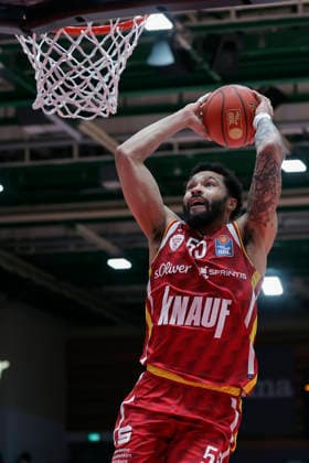 In the picture David Muenkat Wuerzburg Baskets, 55 with the dunk 02 01 2026, Fitness First Wuerzburg Baskets vs Veolia Towers Hamburg, easyCredit BBL, 14 Matchday, Germany, 97072, tectake Arena Wuerzburg, Copyright: HMBxMedia xJulienxBecker