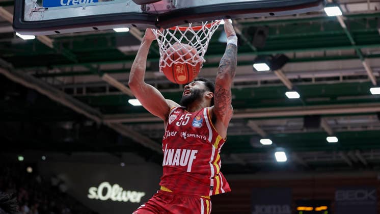 In the picture David Muenkat Wuerzburg Baskets, 55 with the dunk 02 01 2026, Fitness First Wuerzburg Baskets vs Veolia Towers Hamburg, easyCredit BBL, 14 Matchday, Germany, 97072, tectake Arena Wuerzburg, Copyright: HMBxMedia xJulienxBecker