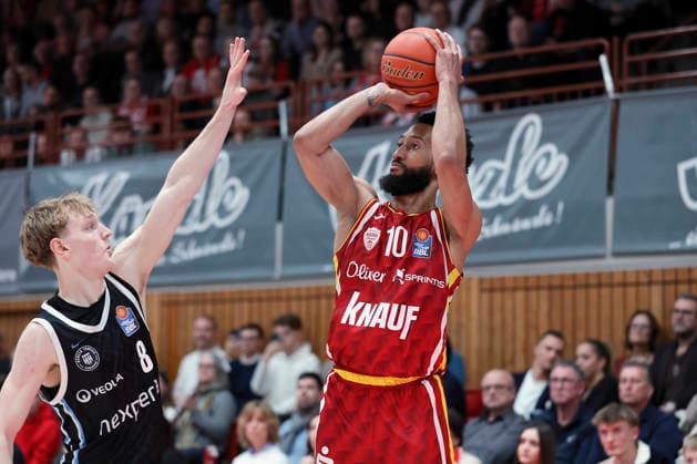 In the picture from left Jared Grey Veolia Towers Hamburg, 8 against Davion Mintz Wuerzburg Baskets three-pointer, 10 02 01 2026, Fitness First Wuerzburg Baskets vs Veolia Towers Hamburg, easyCredit BBL, Matchday 14, Germany, 97072, tectake Arena Wuerzburg, Copyright: HMBxMedia xJulienxBecker
