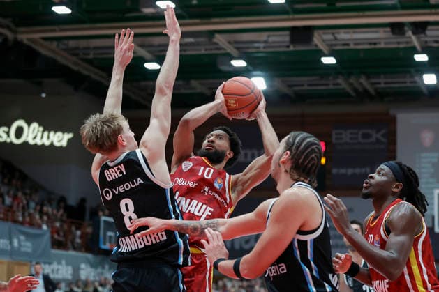 In the picture from left Jared Grey Veolia Towers Hamburg, 8 against the basket shot of Davion Mintz Wuerzburg Baskets, 10 02 01 2026, Fitness First Wuerzburg Baskets vs Veolia Towers Hamburg, easyCredit BBL, 14 Matchday, Germany, 97072, tectake Arena Wuerzburg, Copyright: HMBxMedia xJulienxBecker
