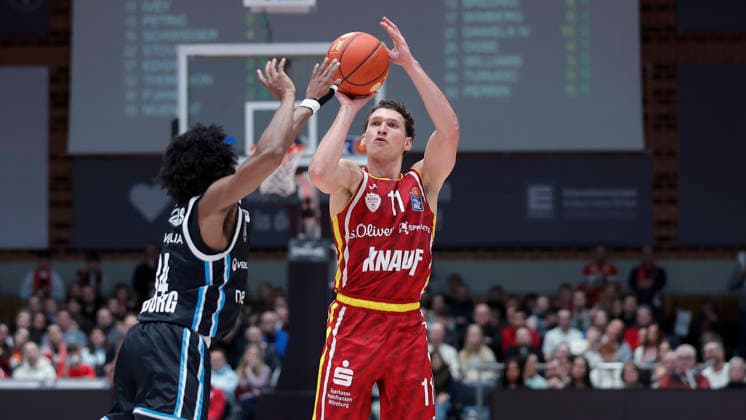 In the picture from left Ross Williams Veolia Towers Hamburg, 34 against Davion Mintz Wuerzburg Baskets three-pointer, 10 02 01 2026, Fitness First Wuerzburg Baskets vs Veolia Towers Hamburg, easyCredit BBL, Matchday 14, Germany, 97072, tectake Arena Wuerzburg, Copyright: HMBxMedia xJulienxBecker