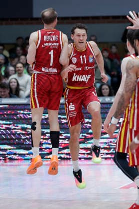 In the picture Lukas Herzog Wuerzburg Baskets, 1 and Charles Thompson Wuerzburg Baskets, 32 02 01 2026, Fitness First Wuerzburg Baskets vs Veolia Towers Hamburg, easyCredit BBL, Matchday 14, Germany, 97072, tectake Arena Wuerzburg, Copyright: HMBxMedia xJulienxBecker