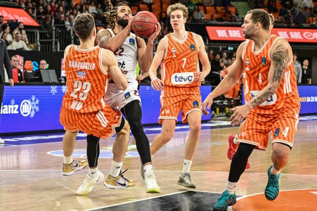 BKT Euro Cup Ratiopharm Ulm vs Lietkabelis Panevezys, Ratiopharm Arena Ulm, 02 01 2026 Michael Flowers BC Lietkabelis Panevezys, 22 vs Diego Garavaglia Ratiopharm Ulm, 23 , Tobias Jensen Ratiopharm Ulm, 7 and Christopher Ledlum Ratiopharm Ulm, 4 Ulm 02 01 2026 12 Matchday BKT EuroCup, Ratiopharm Ulm vs Lietkabelis Panevezys, Ratiopharm Arena Ulm Copyright: xBEAUTIFULxSPORTS Märklx