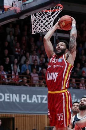 In the picture David Muenkat Wuerzburg Baskets, 55 with the dunk 02 01 2026, Fitness First Wuerzburg Baskets vs Veolia Towers Hamburg, easyCredit BBL, 14 Matchday, Germany, 97072, tectake Arena Wuerzburg, Copyright: HMBxMedia xJulienxBecker