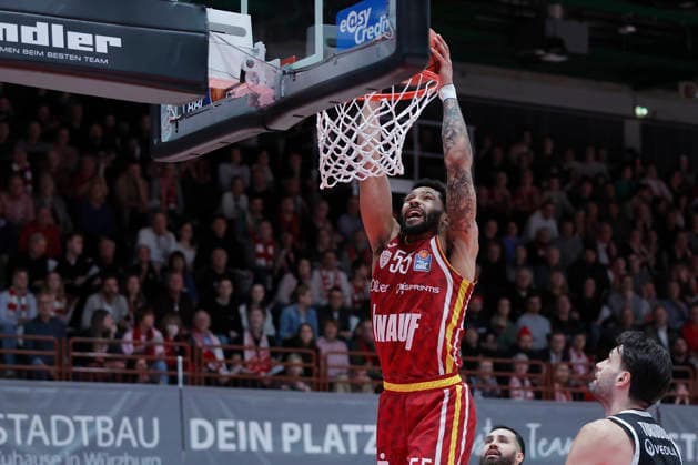 In the picture David Muenkat Wuerzburg Baskets, 55 with the dunk 02 01 2026, Fitness First Wuerzburg Baskets vs Veolia Towers Hamburg, easyCredit BBL, 14 Matchday, Germany, 97072, tectake Arena Wuerzburg, Copyright: HMBxMedia xJulienxBecker