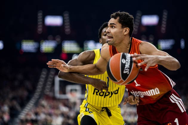 MUNICH, GERMANY - JANUARY 02: Jaylen Hoard (Maccabi Tapyd Tel Aviv, 1), Oscar da Silva (FC Bayern Muenchen, 1) with the ball during the Turkish Airlines EuroLeague match between FC Bayern Muenchen vs. Maccabi Tapyd Tel Aviv at SAP Garden on round 18 of Turkish Airlines EuroLeague on January 02, 2026 in Munich, Germany. Bavaria Germany Copyright: xSteffiexWunderlx