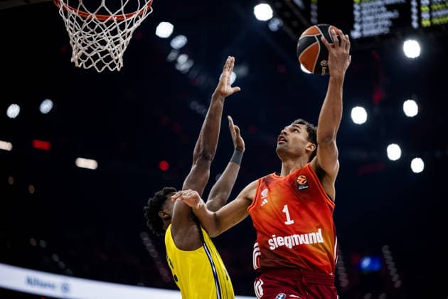 MUNICH, GERMANY - JANUARY 02: Jaylen Hoard (Maccabi Tapyd Tel Aviv, 1), Oscar da Silva (FC Bayern Muenchen, 1) with the ball during the Turkish Airlines EuroLeague match between FC Bayern Muenchen vs. Maccabi Tapyd Tel Aviv at SAP Garden on round 18 of Turkish Airlines EuroLeague on January 02, 2026 in Munich, Germany. Bavaria Germany Copyright: xSteffiexWunderlx