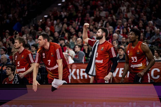 MUNICH, GERMANY - JANUARY 02: Cheers on the FC Bayern Muenchen bench Niels Giffey (FC Bayern Muenchen, 5), Johannes Voigtmann (FC Bayern Muenchen, 7), Leon Kratzer (FC Bayern Muenchen, 8), David McCormack (FC Bayern Muenchen, 33) during the Turkish Airlines EuroLeague match between FC Bayern Muenchen vs. Maccabi Tapyd Tel Aviv at SAP Garden on round 18 of Turkish Airlines EuroLeague on January 02, 2026 in Munich, Germany. Bavaria Germany Copyright: xSteffiexWunderlx