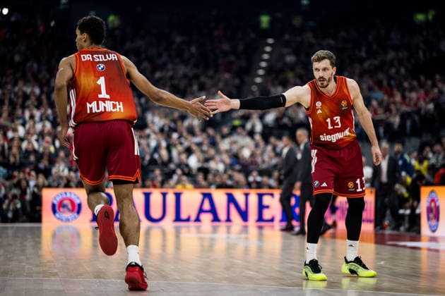 MUNICH, GERMANY - JANUARY 02: Oscar da Silva (FC Bayern Muenchen, 1) and Andreas Andi Obst (FC Bayern Muenchen, 13) high five during the Turkish Airlines EuroLeague match between FC Bayern Muenchen vs. Maccabi Tapyd Tel Aviv at SAP Garden on round 18 of Turkish Airlines EuroLeague on January 02, 2026 in Munich, Germany. Bavaria Germany Copyright: xSteffiexWunderlx