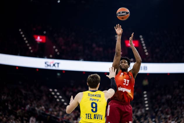MUNICH, GERMANY - JANUARY 02: Roman Sorkin (Maccabi Tapyd Tel Aviv, 9), David McCormack (FC Bayern Muenchen, 33) with the ball during the Turkish Airlines EuroLeague match between FC Bayern Muenchen vs. Maccabi Tapyd Tel Aviv at SAP Garden on round 18 of Turkish Airlines EuroLeague on January 02, 2026 in Munich, Germany. Bavaria Germany Copyright: xSteffiexWunderlx