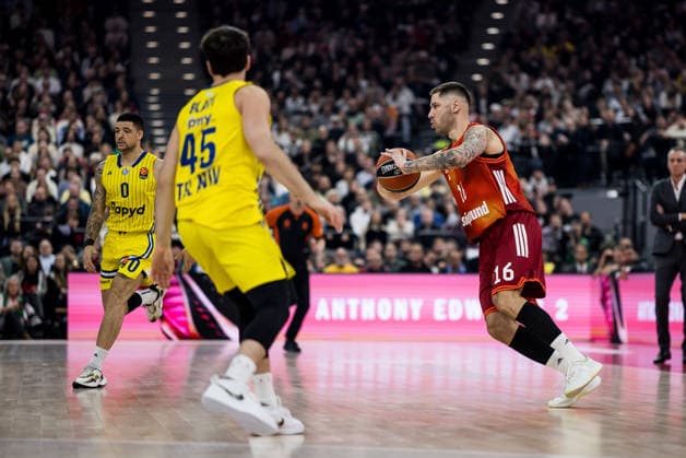 MUNICH, GERMANY - JANUARY 02: Tamir Blatt (Maccabi Tapyd Tel Aviv, 45), Stefan Jovic (FC Bayern Muenchen, 16) with the ball during the Turkish Airlines EuroLeague match between FC Bayern Muenchen vs. Maccabi Tapyd Tel Aviv at SAP Garden on round 18 of Turkish Airlines EuroLeague on January 02, 2026 in Munich, Germany. Bavaria Germany Copyright: xSteffiexWunderlx