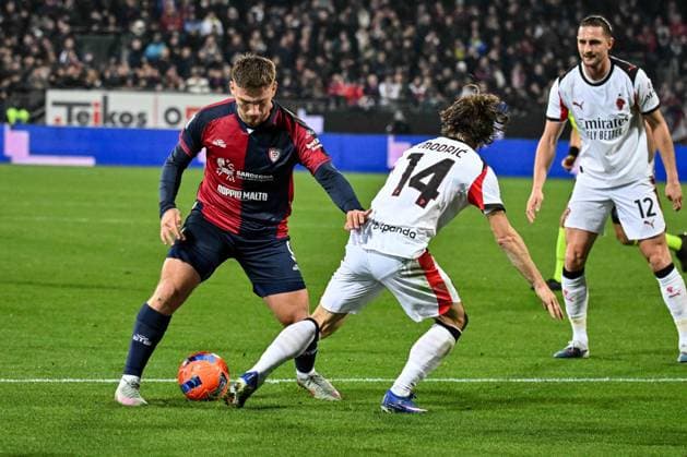 Semih Kilicsoy of Cagliari Calcio, Luka Modric of AC Milan during Cagliari Calcio vs AC Milan, Italian soccer Serie A match in Cagliari, Italy, January 02 2026  Copyright: xLuigixCanu IPAxSportx xipa-agency.netx xx IPA_69629917 IPA_Agency_IPA69629917