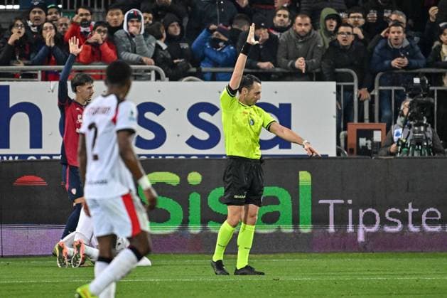 Rosario Abisso, Arbitro, Referee, Rigore Fuorigioco, Offside, Penalty during Cagliari Calcio vs AC Milan, Italian soccer Serie A match in Cagliari, Italy, January 02 2026  Copyright: xLuigixCanu IPAxSportx xipa-agency.netx xx IPA_69630026 IPA_Agency_IPA69630026