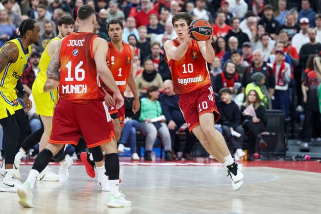 Justinian Jessup (FC Bayern Basketball, 10) mit Oscar da Silva (FC Bayern Basketball, 01) und Stefan Jovic (FC Bayern Basketball, 16), mit OShae J. Brissett (Maccabi Rapyd Tel Aviv, 10) und TJ Leaf (Maccabi Rapyd Tel Aviv, 22), GER, FC Bayern Basketball vs. Maccabi Rapyd Tel Aviv, Basketball, Euroleague, 19. Spieltag, Saison 2025 2026, 02.01.2026, GER, FC Bayern Basketball vs. Maccabi Rapyd Tel Aviv, Basketball, Euroleague, 19. Spieltag, Saison 2025 2026, 02.01.2026 Muenchen Copyright: xEibner-Pressefoto JennixMaulx EP_JML